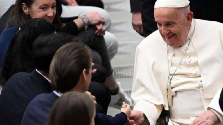 El papa advierte de que la Tierra se está «dirigiendo a la ruina»