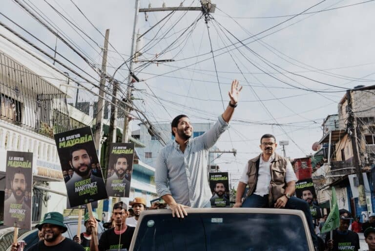 Robert Martínez formaliza inscripción como candidato a diputado ante la JCE