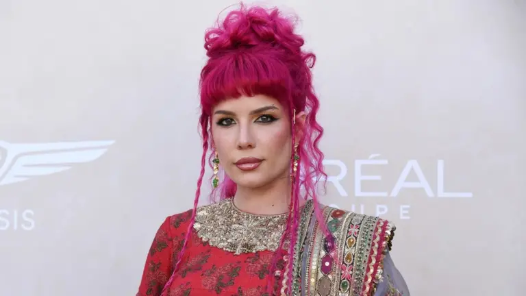 halsey-revela-que-le-diagnosticaron-lupus-y-un-tipo-raro-de-enfermedad-de-celulas-t-en-2022