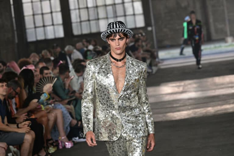 moschino-presenta-en-milan-su-primera-coleccion-masculina-firmada-por-adrian-appiolaza