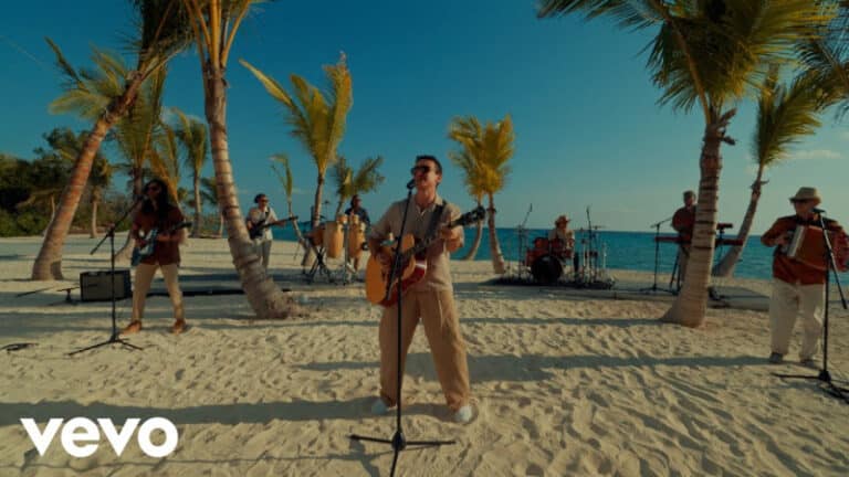 fonseca-estrena-merengue-«pedacito-de-playa»