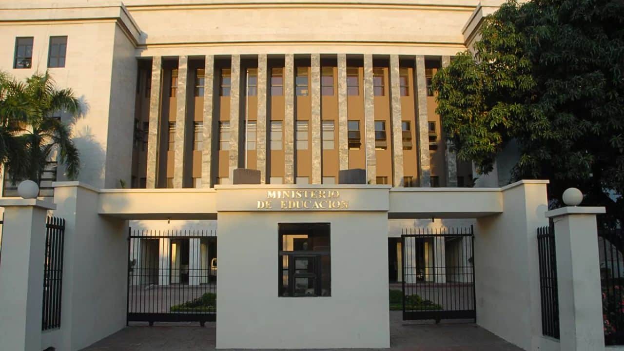 MINERD destituye a directora en Navarrete tras manifestaciones de miembros del PRM