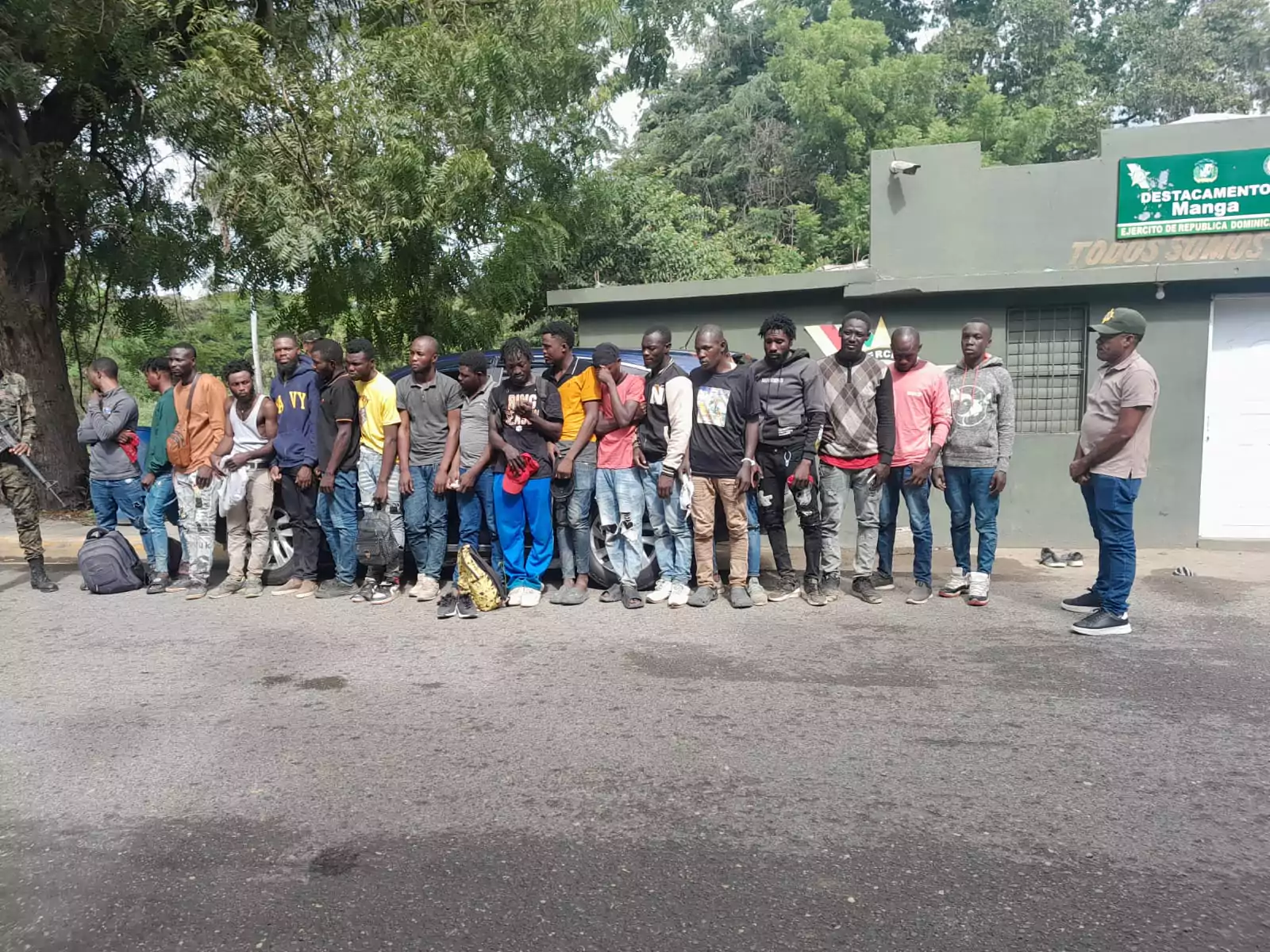 Apresan vehículo con 19 haitianos indocumentados en Montecristi