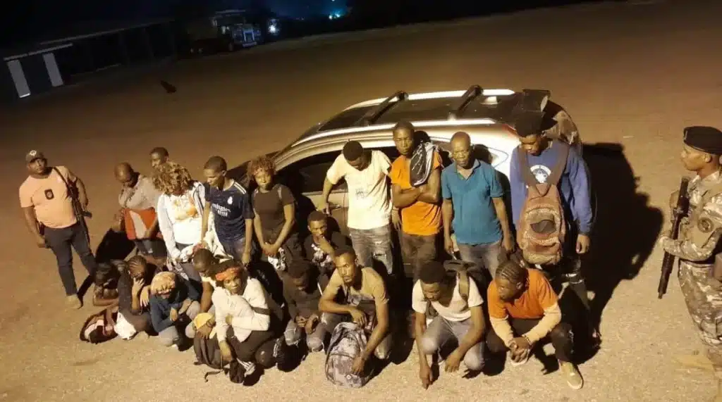 Tenía medida de coerción hombre apresado transportando 20 haitianos en una yipeta