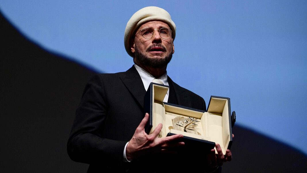 John Travolta recibe homenaje en Cannes y sorprende por su renovada imagen a los 72 años