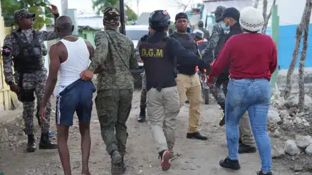 Ejército detiene camión con haitianos indocumentados ocultos entre vegetales en Constanza
