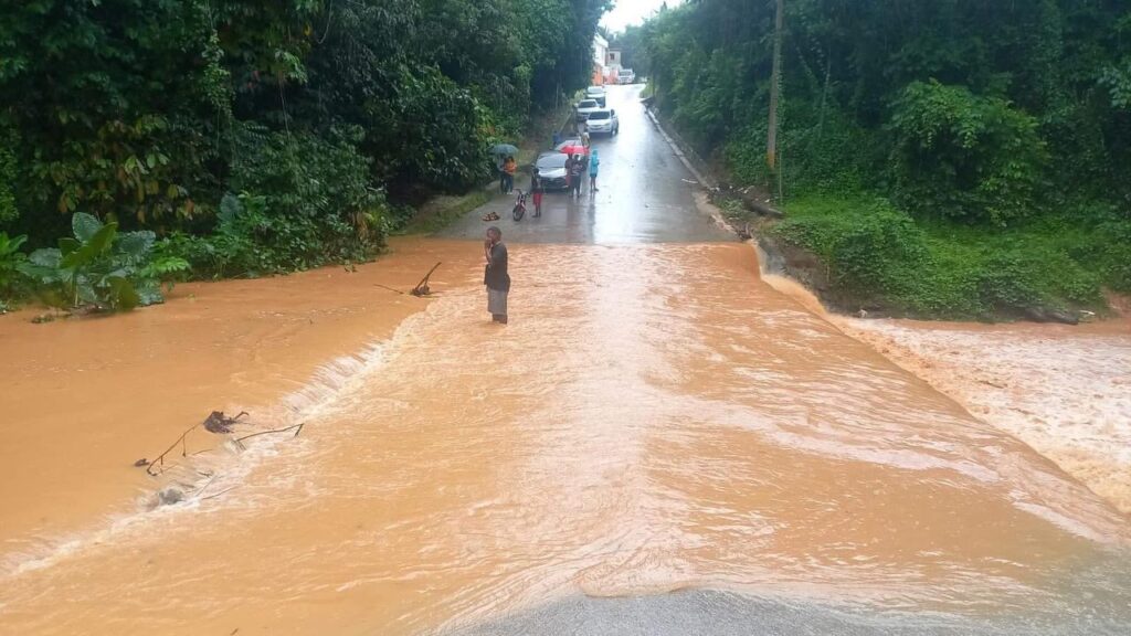 Comunidades de Monte Plata permanecen en alerta tras crecida de ríos por intensas lluvias