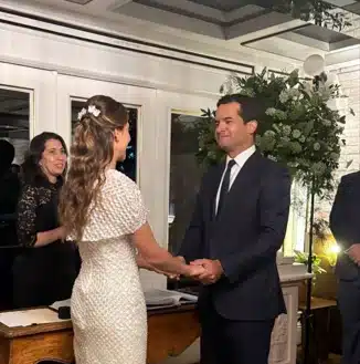 Omar Fernández responde entre risas a mensajes de seguidoras tras anunciar su boda
