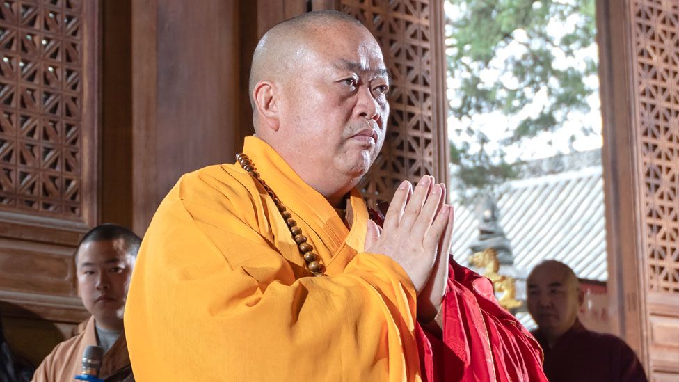 China condena a 24 años de prisión al exabad del templo Shaolin por corrupción y malversación