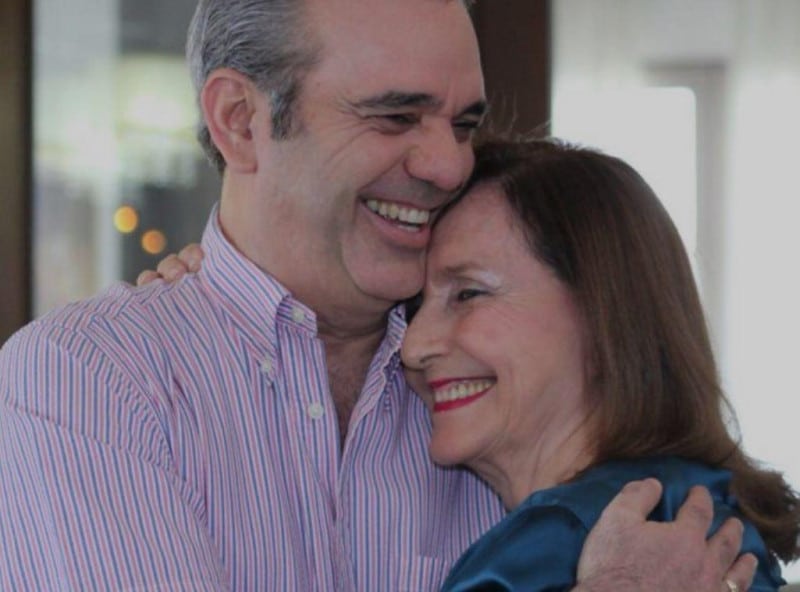 Abinader expresa gratitud a su madre y a Raquel Arbaje en el Día de las Madres