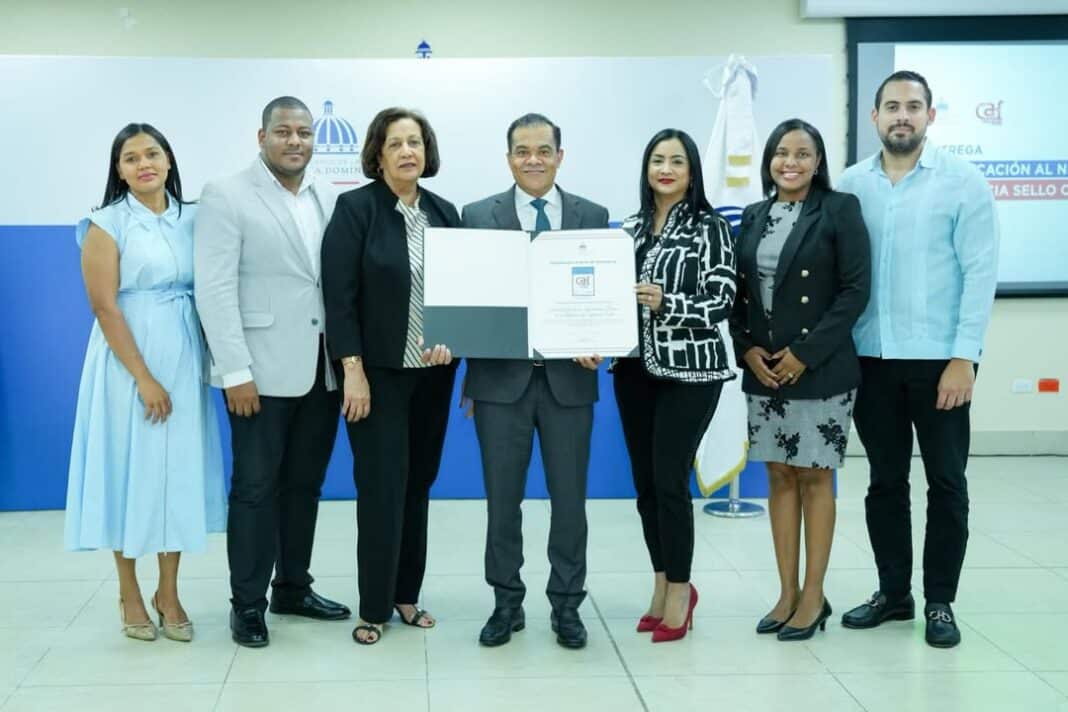 Elías Báez destaca compromiso con el servicio tras recibir reconocimiento del MAP