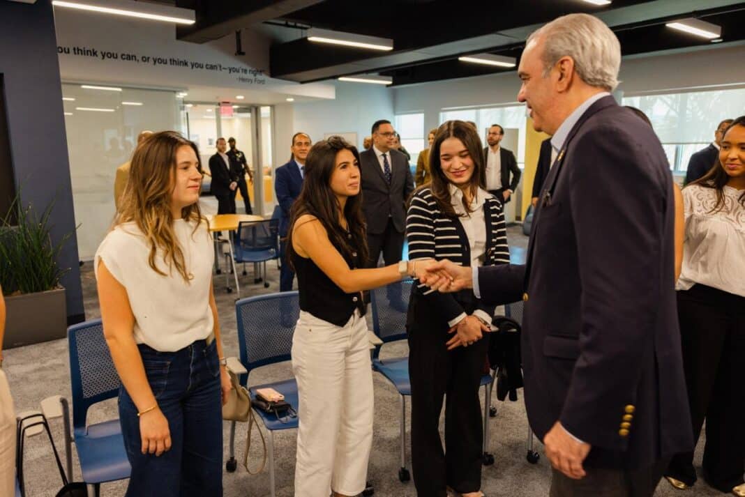 Presidente Luis Abinader arribó a Miami para recibir el premio