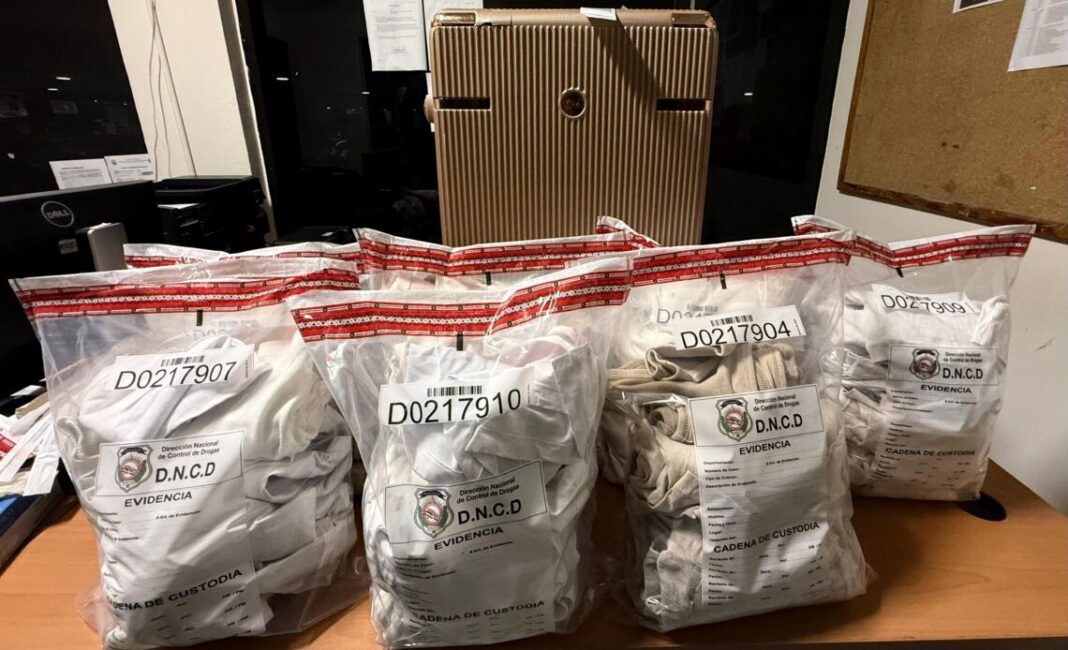 Jóven colombiana es detenida en el AILA con prendas contaminadas de presunta droga