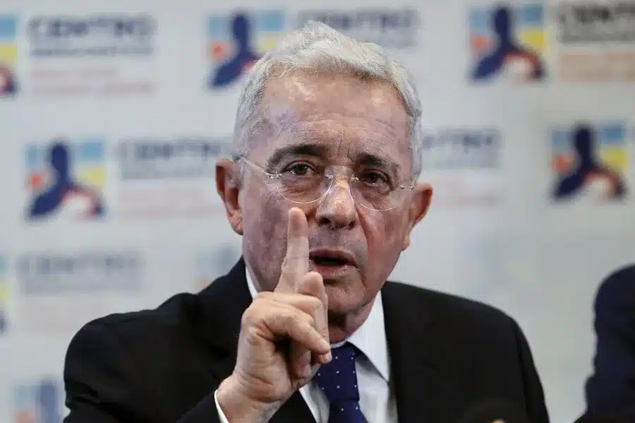 Uribe acusa a Petro de impulsar un modelo chavista y respalda candidatura de Paloma Valencia