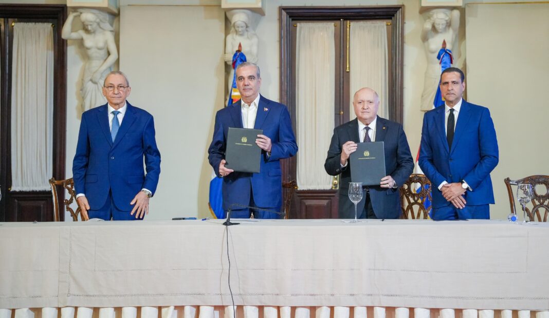 Presidente Luis Abinader firma acuerdo de colaboración entre FINJUS y la Consultoría Jurídica del Poder Ejecutivo orientado al fortalecimiento del Estado social y democrático de derecho, institucionalidad y lseguridad jurídica del país