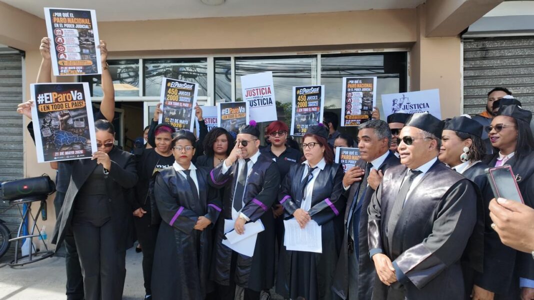 Jueces y servidores judiciales protestan en Fiscalía de SDO y advierten nuevas paralizaciones