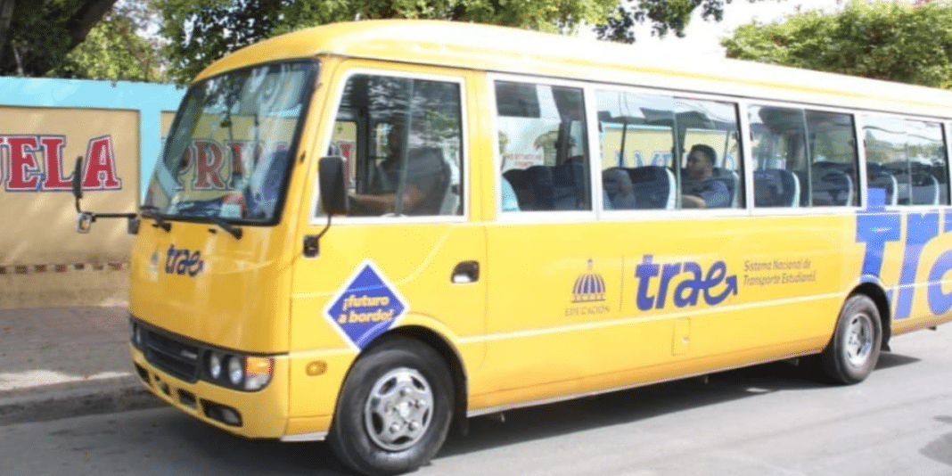 Conductor de transporte escolar es agredido por motoconchistas frente a niños en Café de Herrera