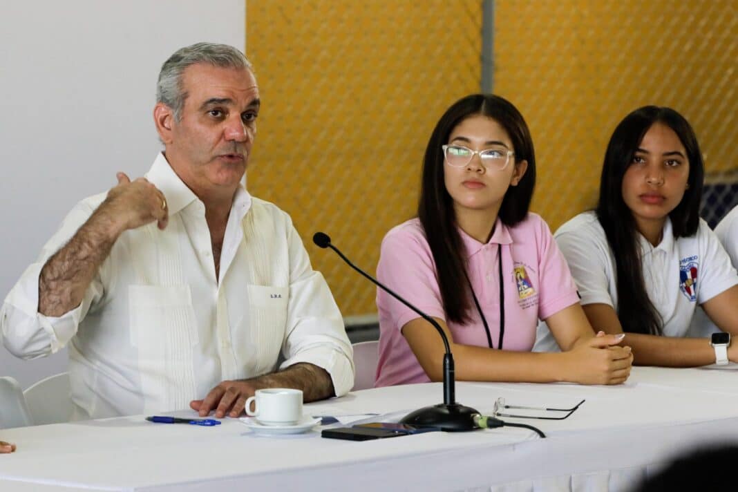 Presidente Abinader sostiene encuentro con 350 estudiantes en San José de Ocoa donde jóvenes destacan su cercanía, espacios de diálogo abierto para escuchar sus inquietudes y valoran obras del Gobierno