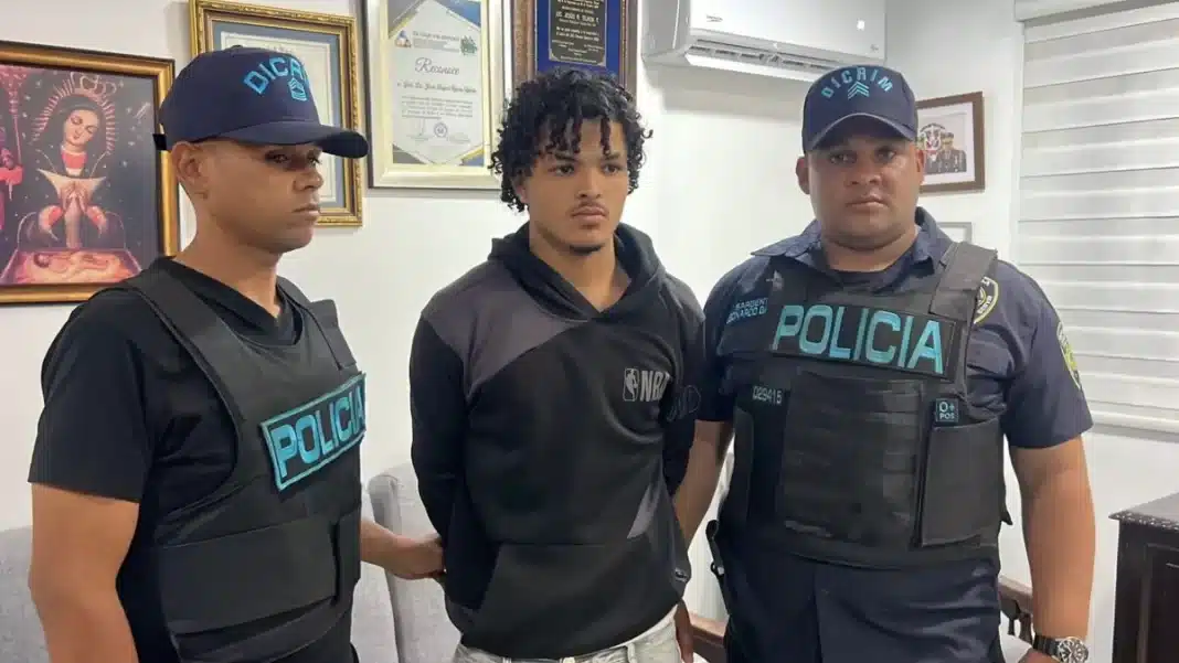 Joven con orden de arresto por presunta estafa electrónica se entrega en Santiago