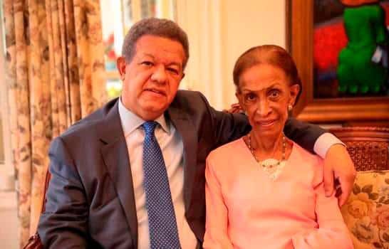 Leonel Fernández rinde homenaje a las madres dominicanas y recuerda el legado de su madre