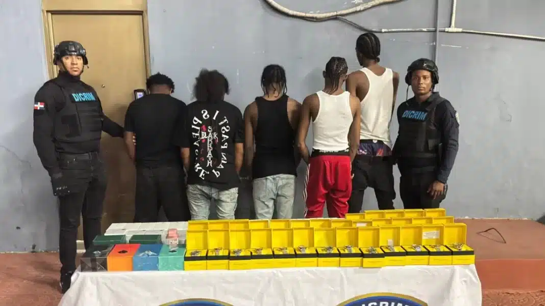 Desmantelan red de estafas electrónicas en Santo Domingo y arrestan cinco sospechosos