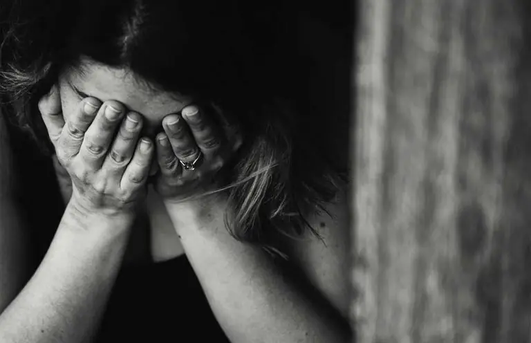 Mujer teme por su vida tras denunciar amenazas y acoso de su expareja en Santo Domingo Este
