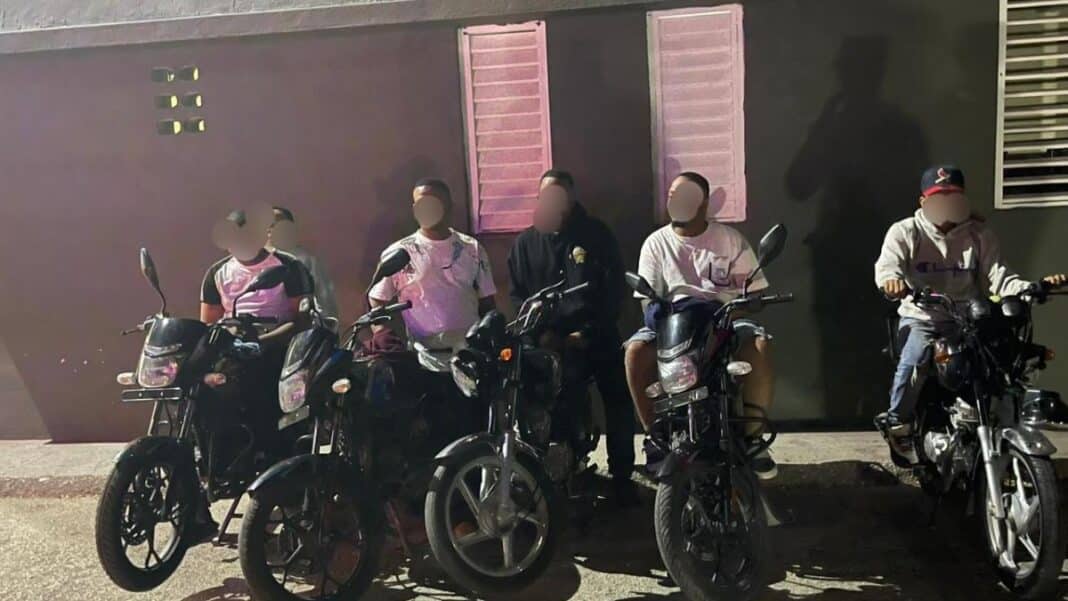 Policía ocupa armas ilegales, recupera motocicletas robadas y arresta a decenas de personas en Santo Domingo Norte