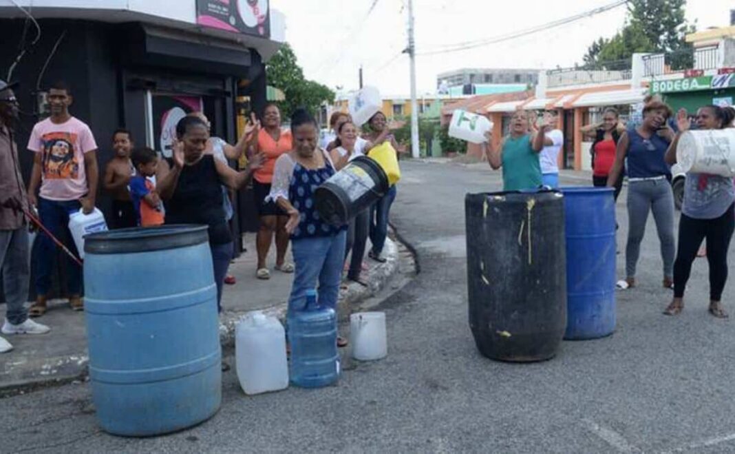 Escasez de agua en Los Alcarrizos obliga a familias a comprar camiones cisterna