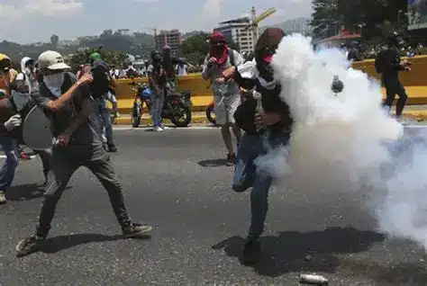 Policía dispersa protesta de agrónomos con gases lacrimógenos frente al Parque Independencia