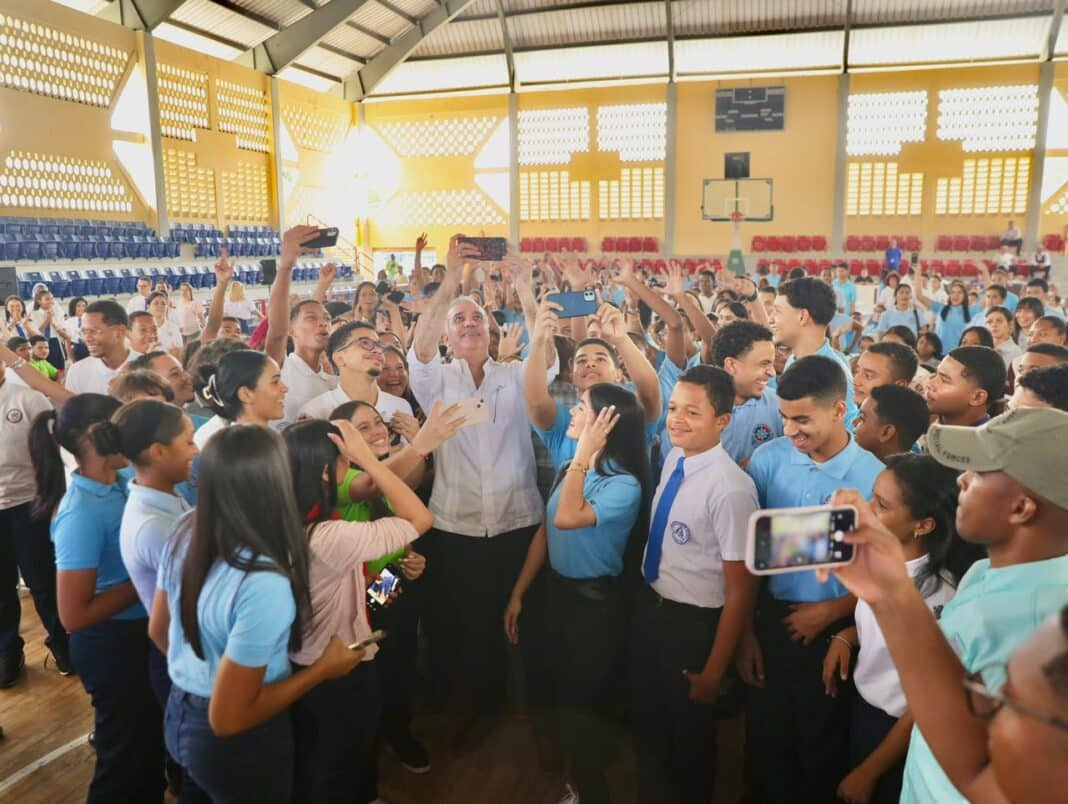 Presidente Abinader dispone que el MESCyT evalúe desde quinto de bachillerato las solicitudes de becas para garantizar el acceso oportuno a la educación superior