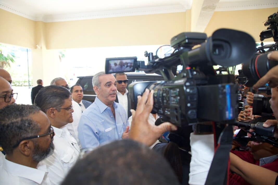 Presidente Abinader reafirma posición del Gobierno de mantener la cesantía y llama al consenso en la reforma laboral