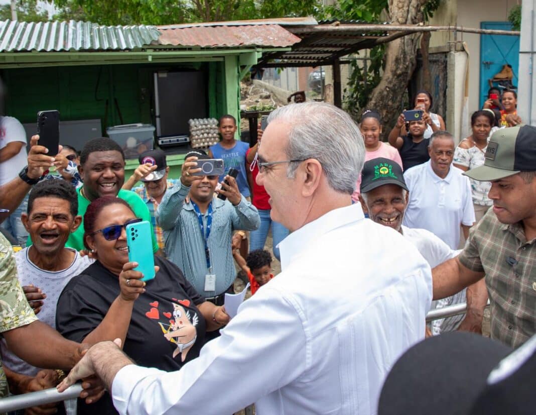 Presidente Abinader inaugurará este sábado en la provincia de Monte Plata dos carreteras y un techado escolar
