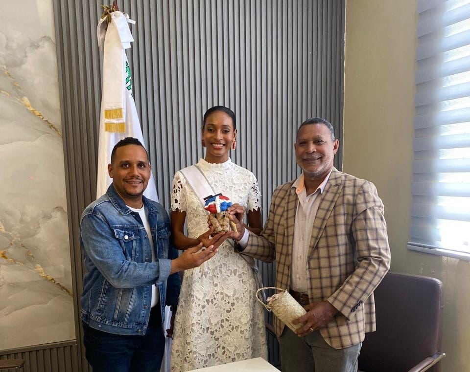 Miss Monte Plata, Gabriela Fabián, recibe respaldo de artesanos y autoridades locales rumbo al Miss República Dominicana 2026