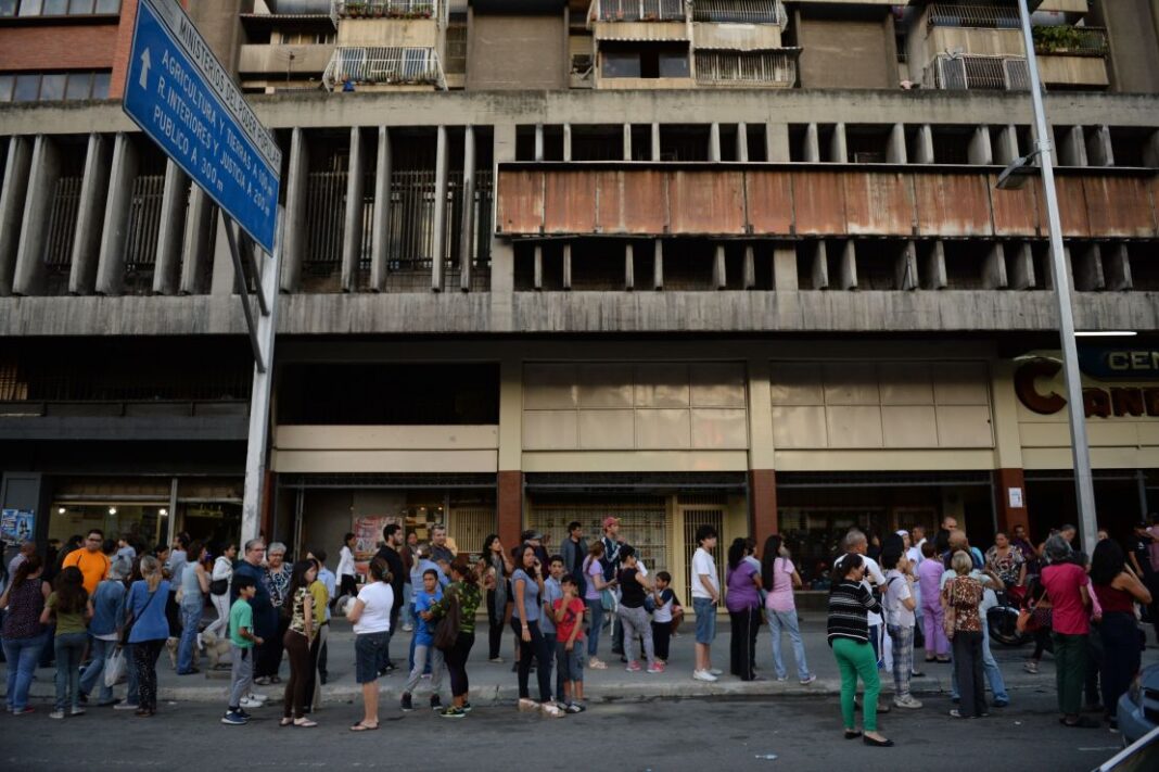 Apagones dificultan rescates tras el sismo en Venezuela y agravan la crisis en medio de emergencia nacional