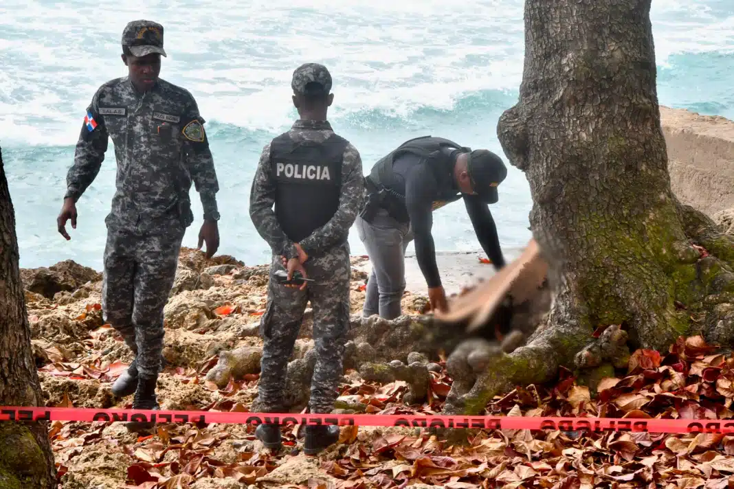 Autoridades investigan fallecimiento de joven hallada en el litoral del Malecón de Santo Domingo