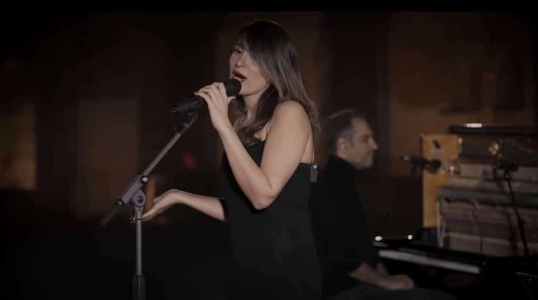 Tribunal en Irán impone condena a cantante por presentación virtual sin velo