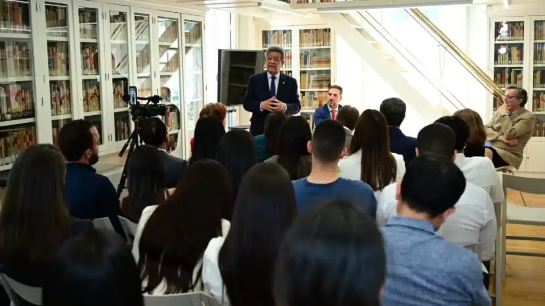 Leonel Fernández destaca el conocimiento y el liderazgo juvenil durante encuentro académico en Madrid
