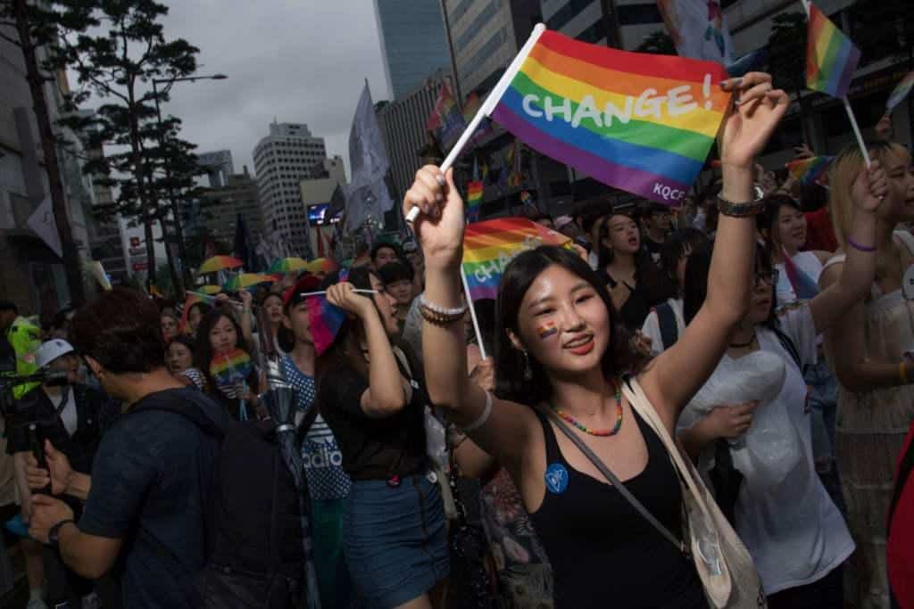 Miles participan en desfile del orgullo LGTBI en Seúl mientras grupos cristianos realizan contramanifestación