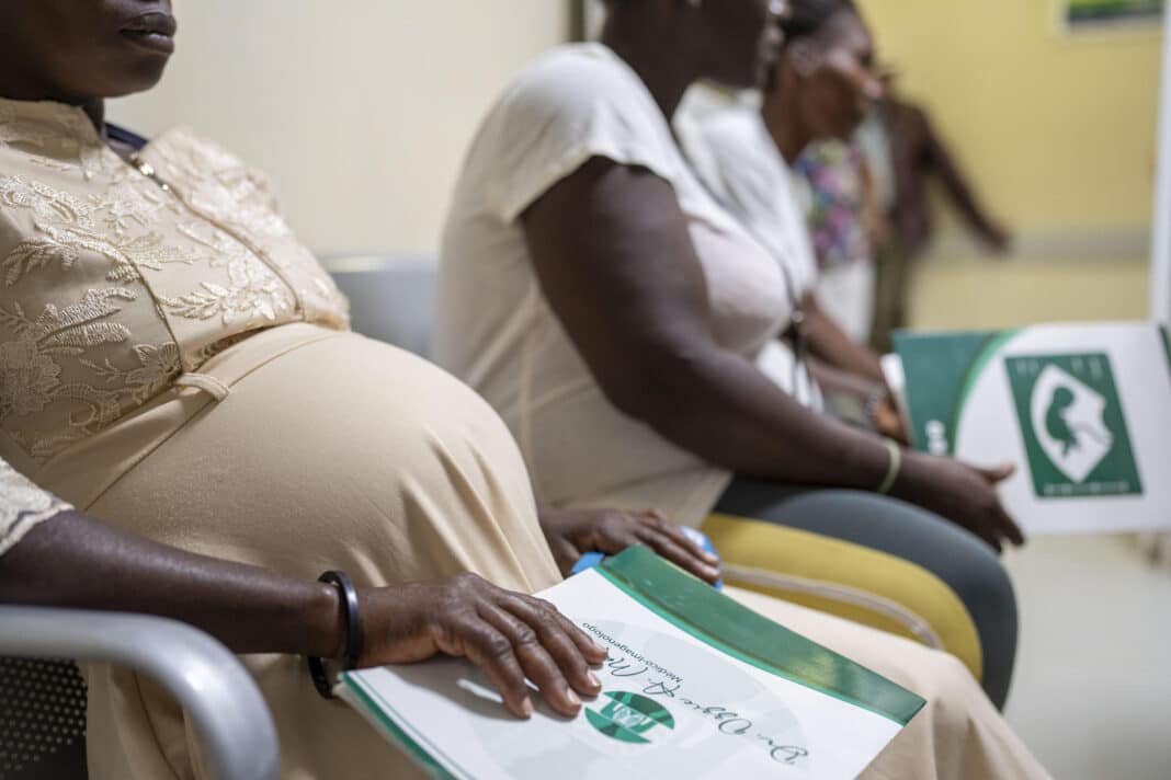 Organizaciones entregan más de 1,000 firmas y solicitan eliminar controles migratorios en hospitales públicos