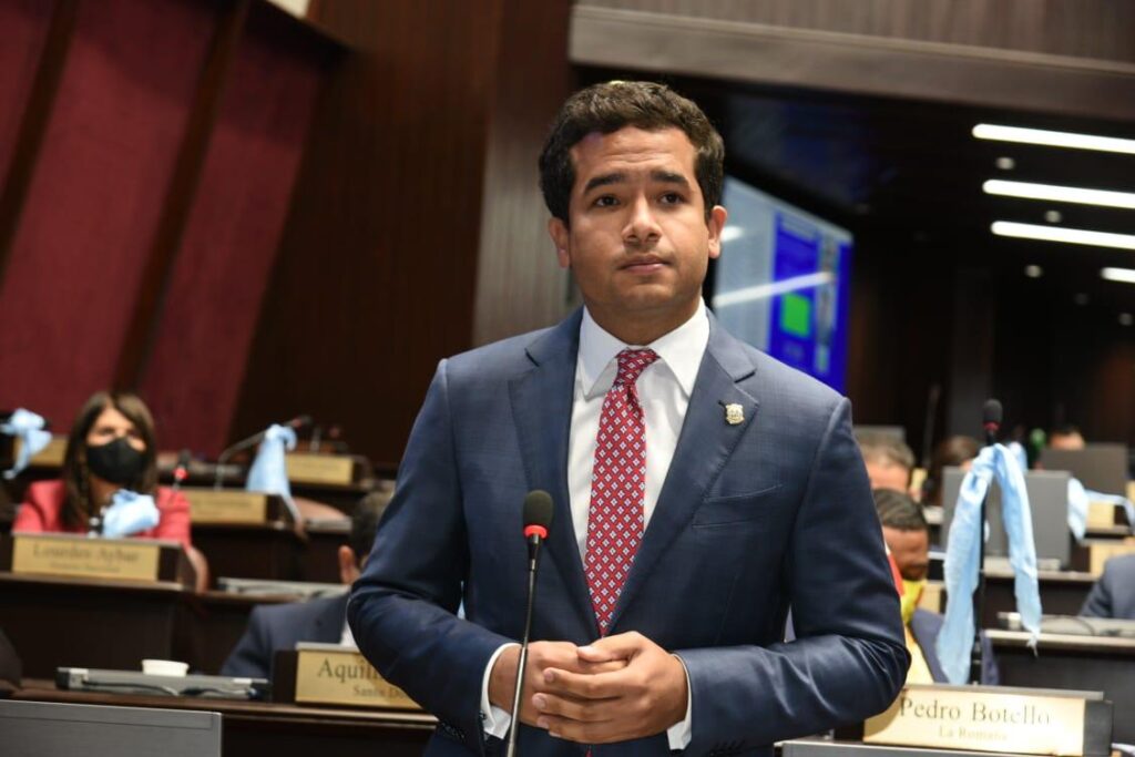 Omar Fernández cuestiona rapidez del Gobierno para aplicar nuevos impuestos