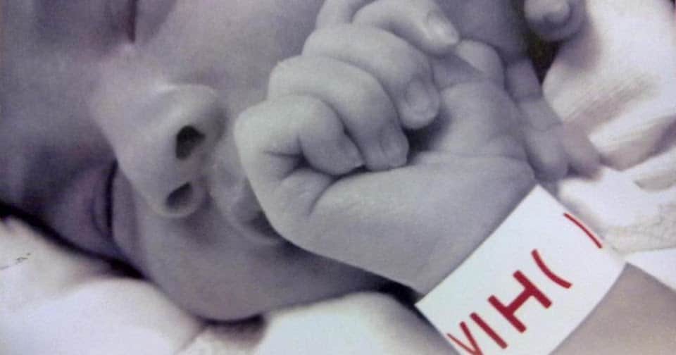 Familias de niños con VIH denuncian discriminación en Pakistán tras brote vinculado a un hospital