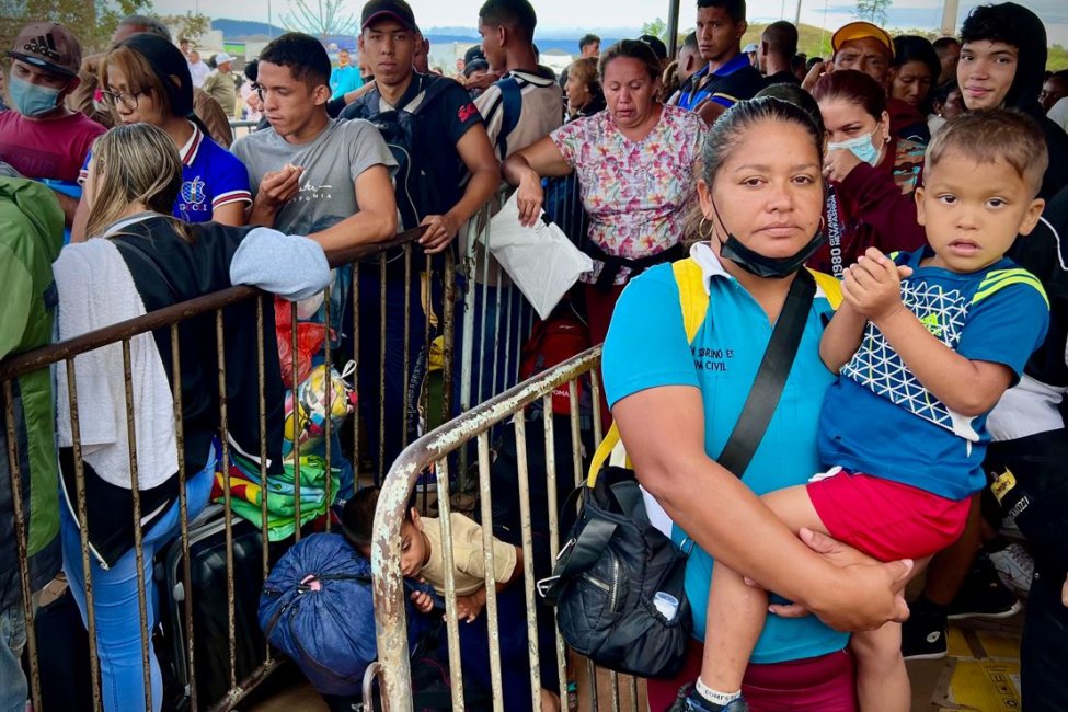 Damnificados por terremoto en Venezuela enfrentan incertidumbre mientras esperan una solución habitacional