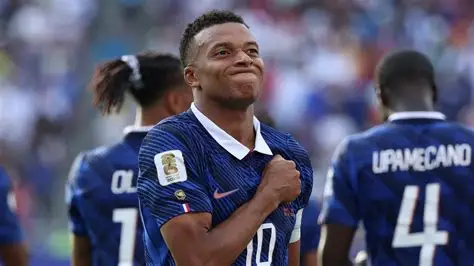 Mbappé queda a un gol del récord mundialista de Messi tras doblete con Francia