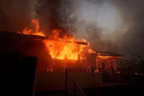 Voraz incendio deja siete familias sin hogar tras consumir varias viviendas en Fantino