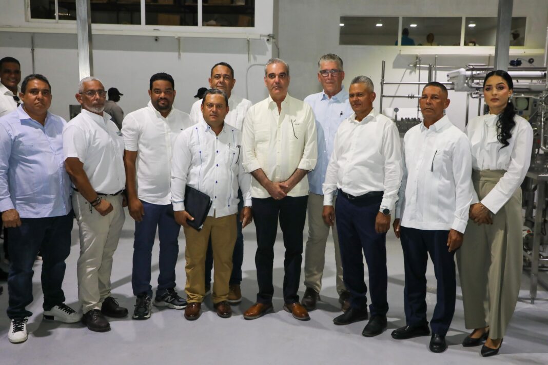 Cooperativa Agropecuaria de la Federación de Ganaderos de la Línea Noroeste reconoce al presidente Abinader por su respaldo al sector ganadero y por impulsar la incorporación de leche nacional al Programa de Alimentación Escolar