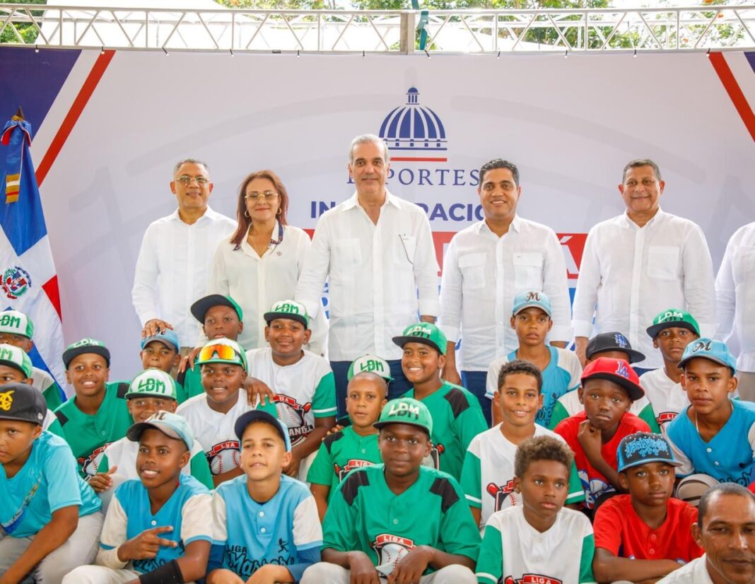 Presidente Abinader inaugura Play de escuela en Samaná que reafirma el compromiso de modernizar las instalaciones para la práctica deportiva de los jóvenes