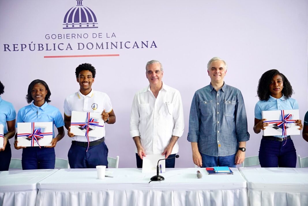 Presidente Abinader escucha inquietudes de estudiantes de Samaná y anuncia acciones para fortalecer la educación en la provincia