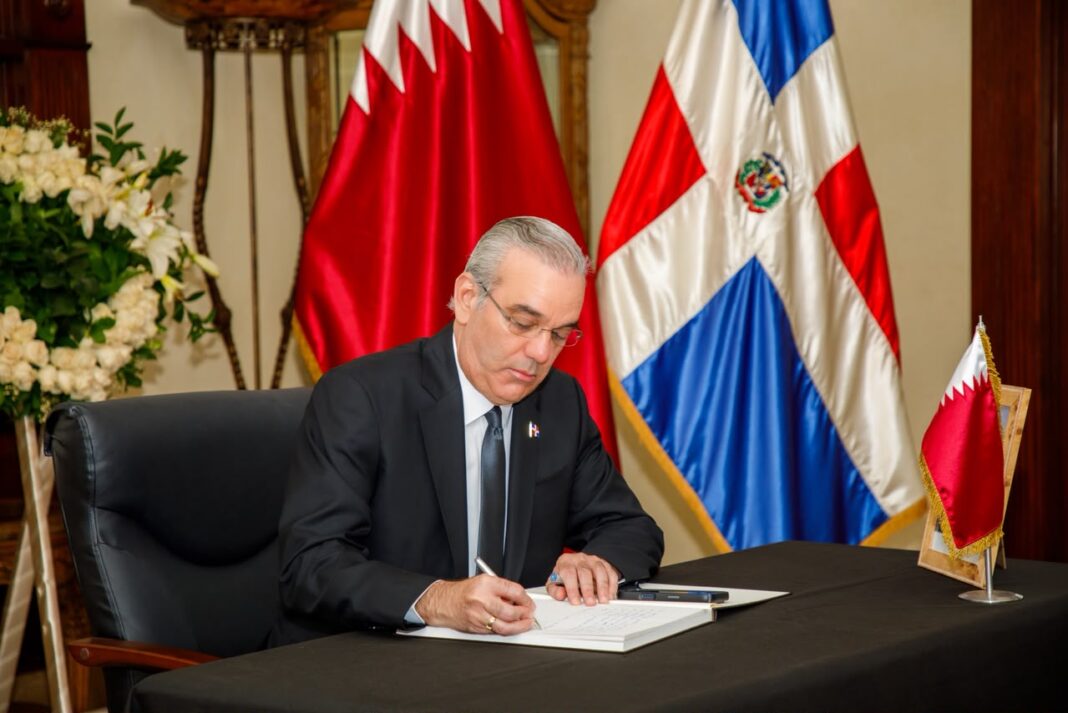 Presidente Abinader firma libro de condolencias por el fallecimiento de Su Alteza el Emir Padre, Sheikh Hamad Bin Khalifa Al Thani