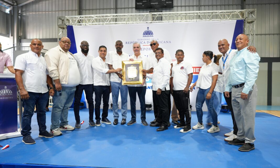 Presidente Abinader entrega remozado el Club Deportivo Dante Lemoniel; ministro Kelvin Cruz asegura que su gestión marcará un antes y un después en el deporte
