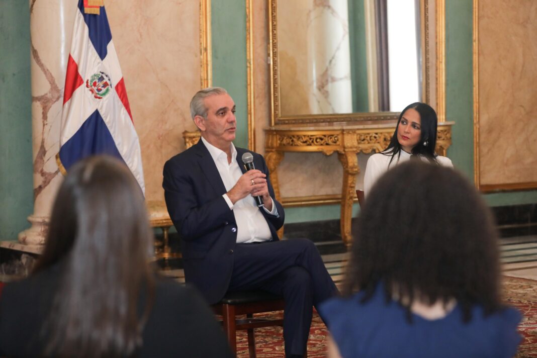 Presidente Abinader recibe a estudiantes de origen dominicano destacados en el extranjero